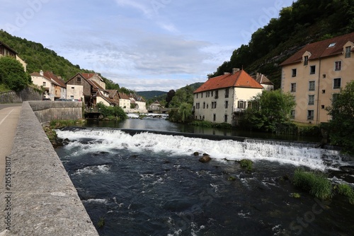 Bilde på lerret La rivière la Loue dans le village, village de Lods, département du Doubs, Franc