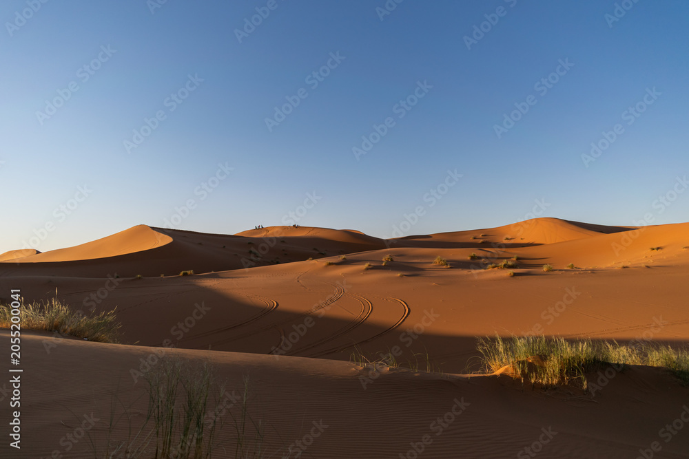 Behang Beautiful sand dunes of Erg Chebbi in Sahara desert at sunset, Morocco