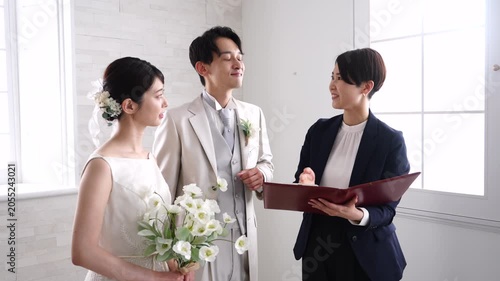 新郎新婦と打ち合わせする結婚式の司会者
