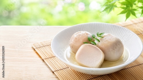 丸みのある里芋が美しい冷やし含め煮の和食イメージ