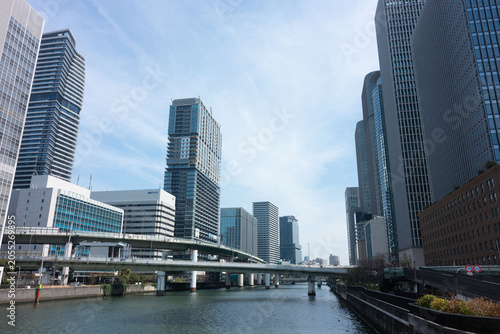 Photos 堂島川と阪神高速の高架橋、そして中之島にそびえ立つ超高層ビル群