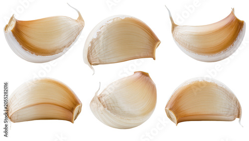 Foto Isolated fresh garlic cloves, perfect for cooking delicious healthy food and add