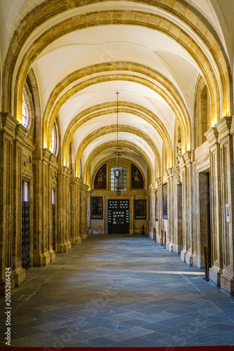Billede på lærred Arched monastery corridor with vaulted stone ceiling in lisbon