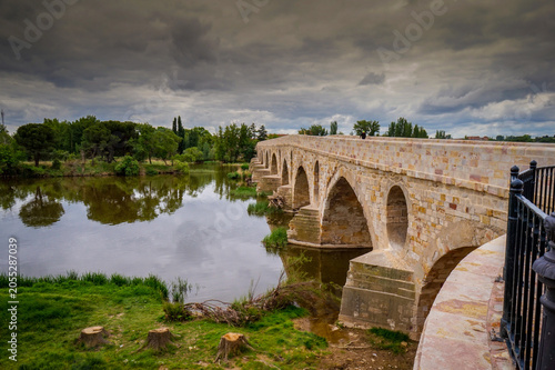 Bilde på lerret Puente de piedra bridge spanning duero river in zamora