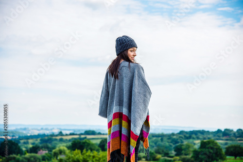 Quadro su tela Woman wrapped in colorful shawl