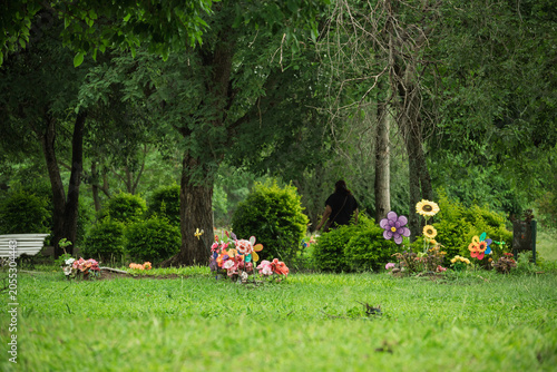 Cuadro en lienzo Arreglo floral sobre tumba en cementerio de Jujuy como símbolo de recuerdo y hom