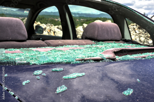 Εκτύπωση καμβά Detailed view of a dark blue sedan with a completely shattered, imploded tempered rear window