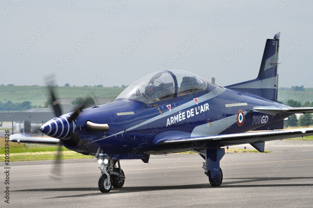 Obraz premium Pilatus PC21 armée de l'air française au roulage de loin
