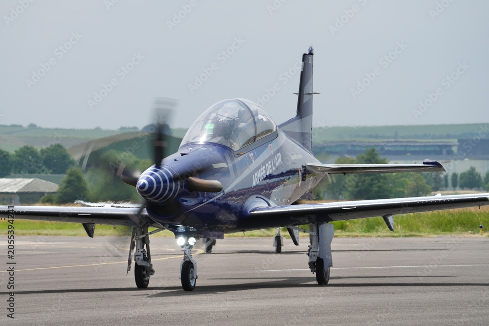 Obraz premium Pilatus PC21 au roulage de loin vue face