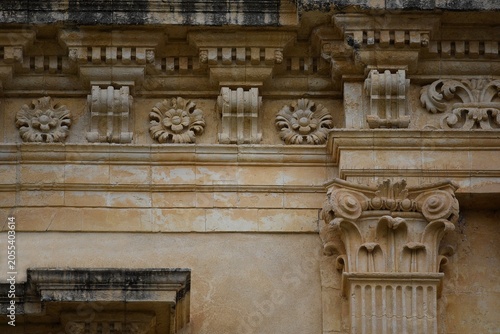 Quadro em tela Archaic Corinthian style column and architrave in Noto Sicily, Italy