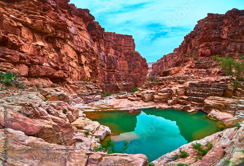 Canvas Print Panorama Red Rock Canyon Walls and Turquoise Pool in Havasupai Arizona