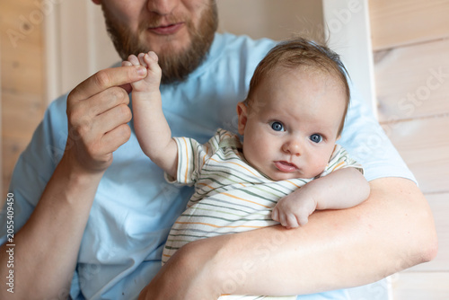 Foto Close-up of a happy blue-eyed newborn baby smiling and looking at the camera whi