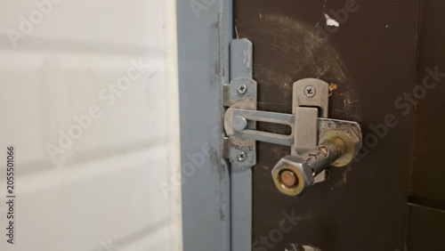 Cuadro en lienzo Modified anchor bolt latch on sliding door, close-up of improvised metal locking