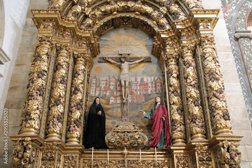 Photos baroque altarpiece in a medieval cathedral in miranda do douro in portugal