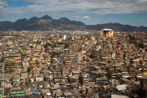 Fotografie High angle view of the densely populated favela Complexo do Alemão with brick ho