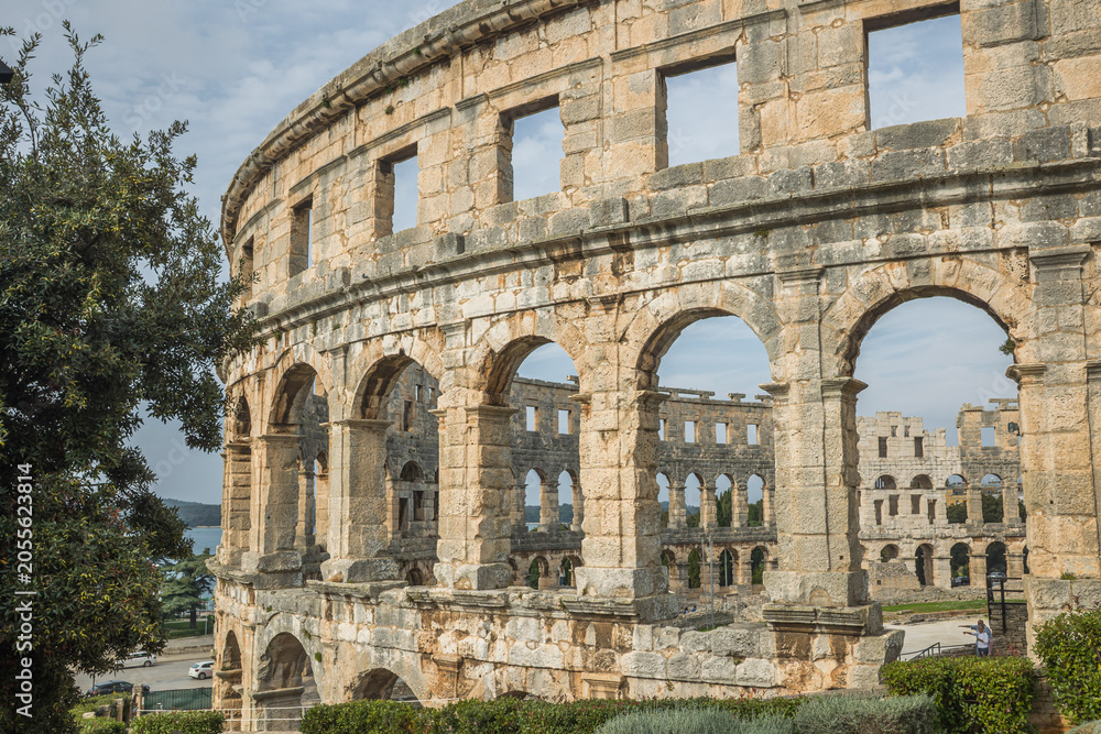 Fototapeta premium The Pula Arena is a remarkably well-preserved ancient Roman amphitheater, showcasing impressive architecture and rich history, a prominent landmark in Pula, Croatia.