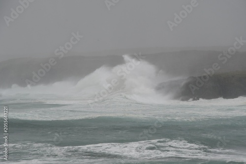 Estallido de las olas contra la costa de Meirás, La Coruña, Galicia, Spain