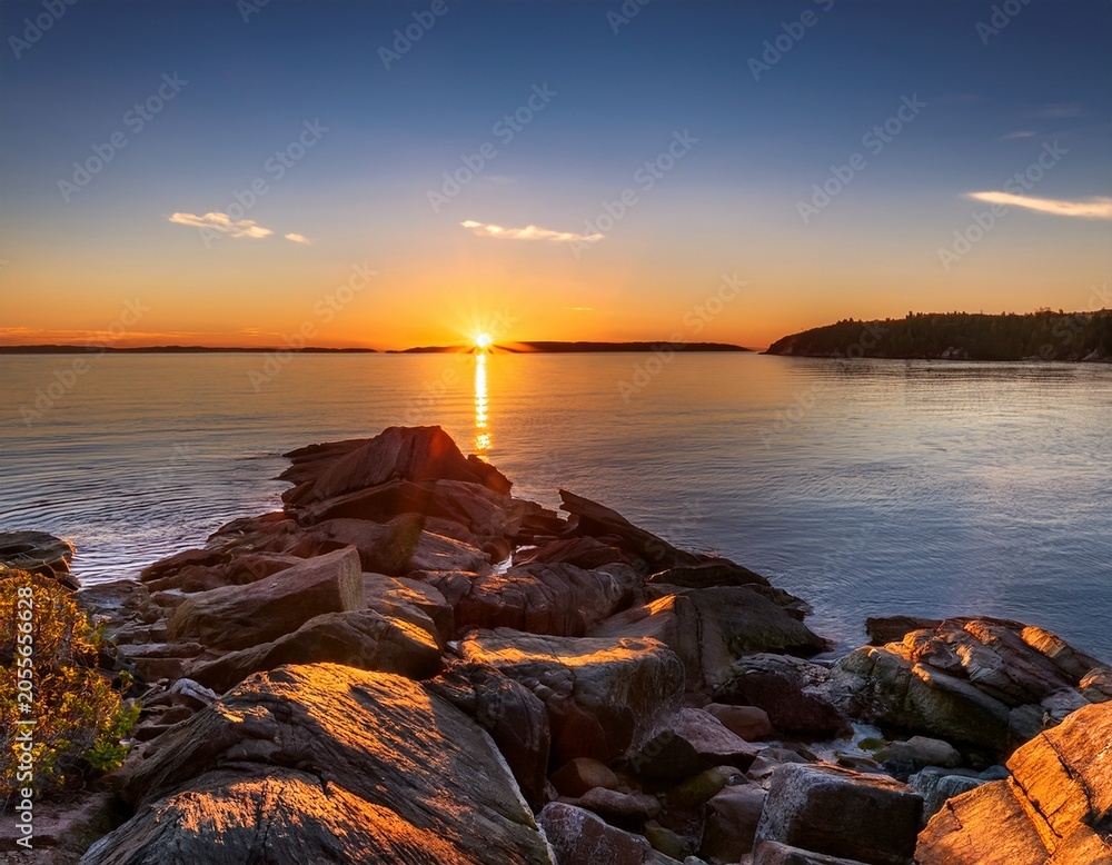 Obraz premium dawn on the rocks st lawrence river quebec canada