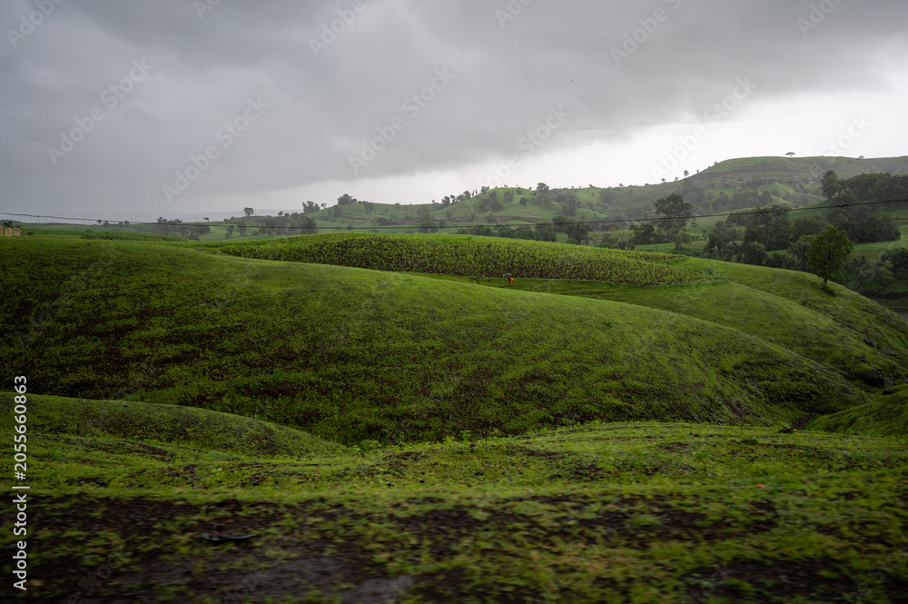 Obraz premium Landscape view of Chacha Kota Islands in Banswara, Rajasthan, during the monsoon season, showcasing the natural scenery and island landscape of this unique region.
