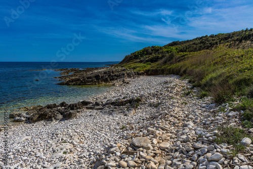 Fotografie Rocky beach at Deadshot Bay near Liznjan in Croatia