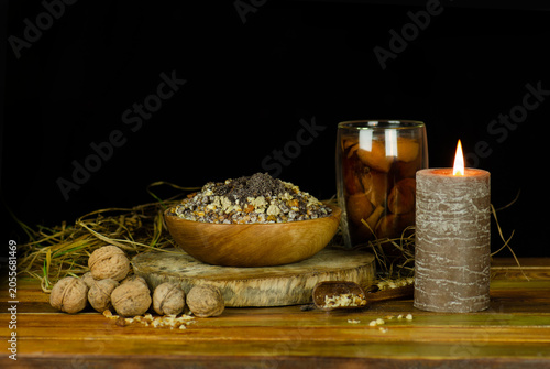 Foto Christmas celebration in Ukraine with compote uzvar with traditional dried fruit and kutya