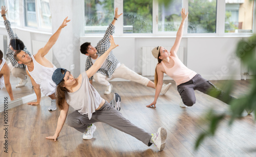 Foto Girl conducts training course for aspiring hip hop and break dance dancers
