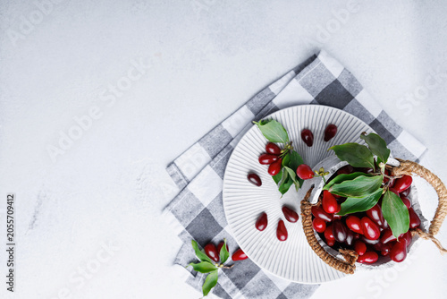 Foto Minimal Flat Lay with Dogwood Berries and Rustic Bowl