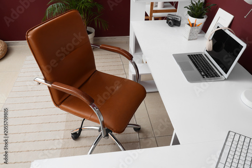 Modern home office workspac...