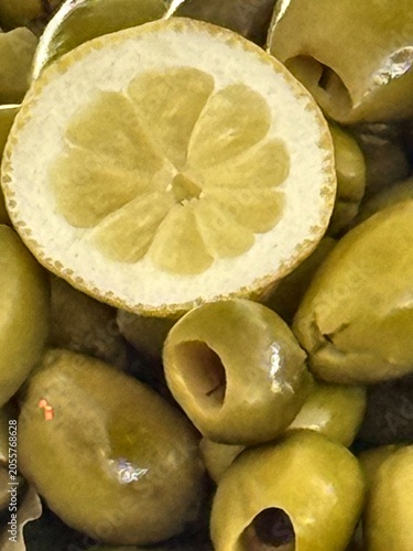 Foto Close up showing a vibrant green olive mix with a fresh lemon slice offering a t