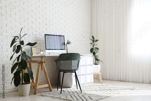 Modern home office workspac...