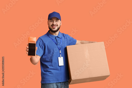 Smiling delivery man holdin...