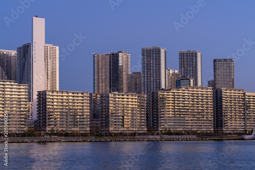 Foto 夜明けの晴海フラッグと東京湾岸のタワーマンション群
Harumi Flag and Tokyo Bay Waterfront Towers at Dawn