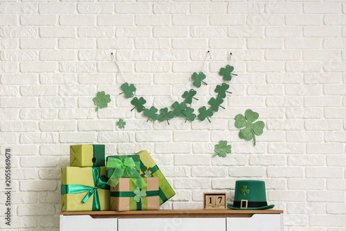 Clovers garland with gift b...
