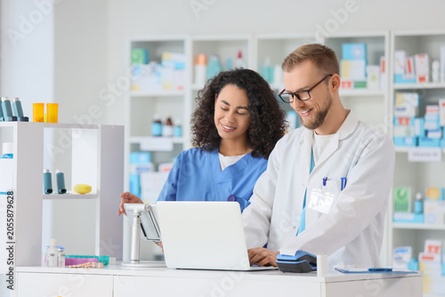 Pharmacist and pharmacy tec...