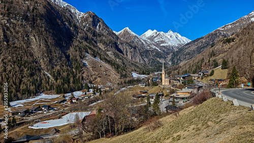 Fotografi Alpine village Heiligenblut am Grossglockner in Austria with famous church and s