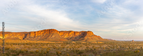 Foto A view to the south of the Bungle Bungle Range at sunset in Purnululu National Park