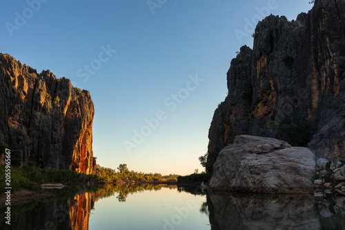 Schilderij op canvas The sun setting behind Winjana Gorge and the Lennard River.