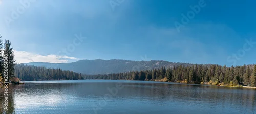 Panel kuchenny z motywem Wide Panoramic View of Hume Lake with Forested Hills Sequoia National Forest