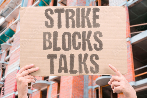 Fotografia "Strike blocks talks" Military action prevents diplomatic negotiations