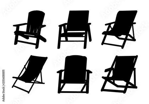 Foto Six black deck chairs in a row - A clean set of six black folding deck chairs arranged neatly in two parallel rows for relaxation or outdoor seating