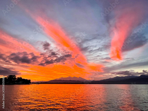 Foto This scene appears consistent with vibrant sunset photography, often capturing v