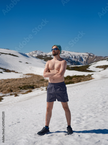 Schilderij op canvas Shirtless man practicing hardening on snowy slope in Carpathians