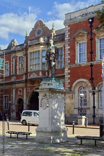 Obraz na plátně Statue of Charles Compton Cavendish with the former County Hall in the backgroun