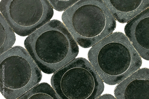 Foto Black plastic chips, macro, top view.