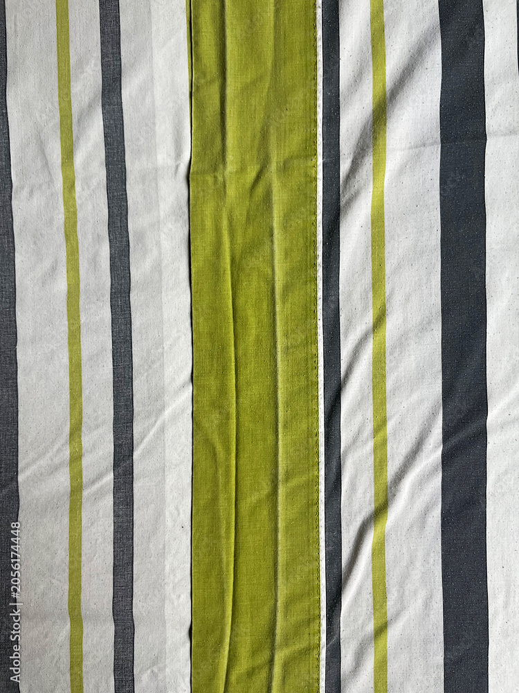 Fototapeta premium Sábana cama con arruga, rayas verticales y textil franjas verde, negro, gris y blanco sheet wrinkle green, grey, black and white textile bedding