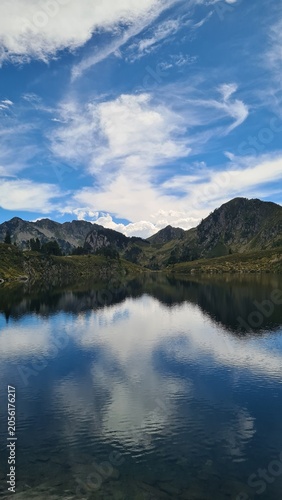 Magnfique jeux de symétrie terre-ciei sur l'étang de Rabassoles Noir, avec les nuages se reflétant sur le Lac Noir, l'un des plus beaux lacs d'altitude du massif du Donezan (Petit Québec ariégeois)