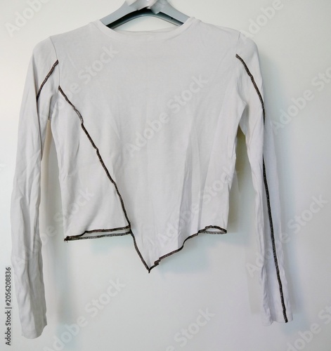 Asymetrisches Shirt in Cremeweiß