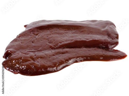 foie d'agneau cru isolé sur un fond blanc