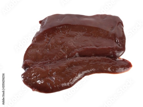 foie d'agneau cru isolé sur un fond blanc