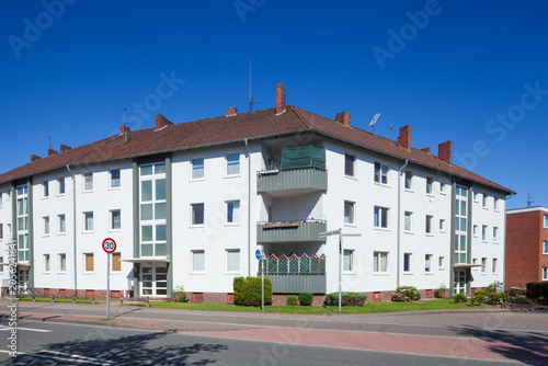 Bild auf Leinwand Wohnhaus, Modernes monotones Wohngebäude, Mehrfamilenhaus, Oldenburg in Oldenbur
